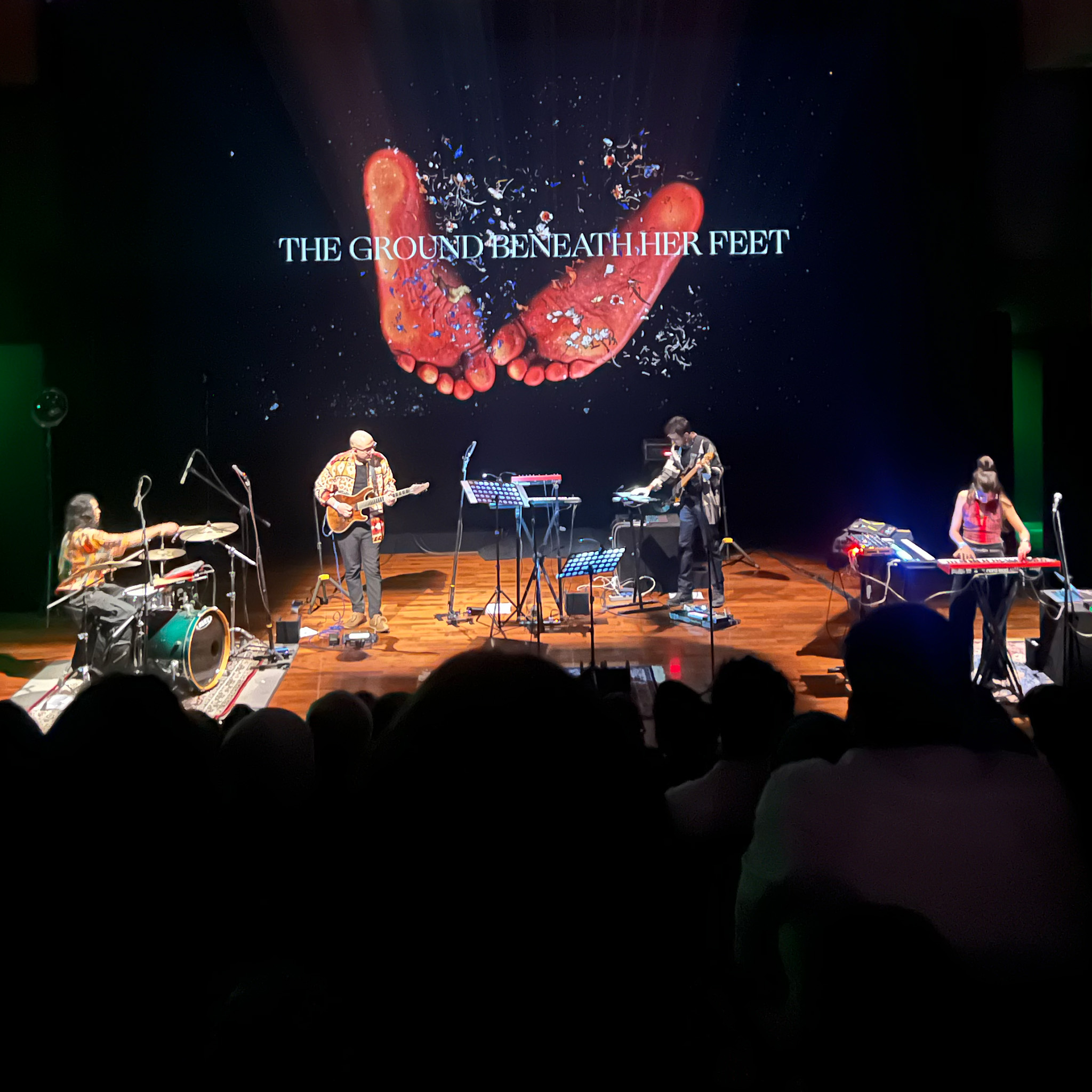 Live Visuals x The Ground Beneath Her Feet (Sandunes)